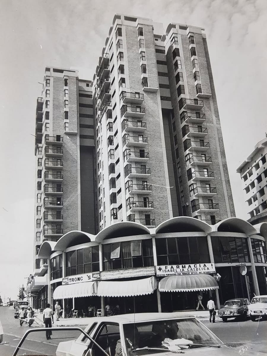 Fotografía antigua en blanco y negro del edificio Colón 1 en Asunción